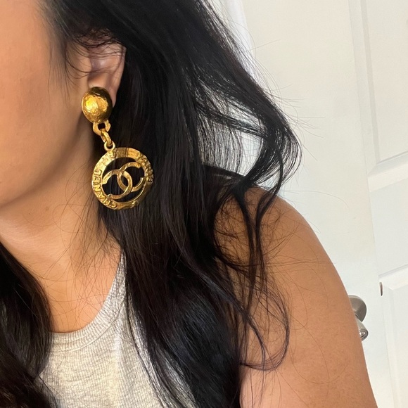RARE! Chanel Vintage XL Gold Chanel Paris CC Logo Dangle Clip On Earrings - Picture 9 of 9
